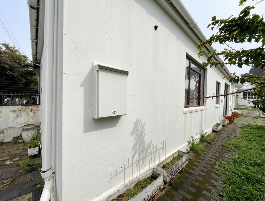 2 Bedroom Property for Sale in Vredehoek Western Cape